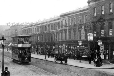 dzz-80 New Cross Road mit Straßenbahn nach Westminster, New Cross, London. Foto