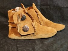 Minnetonka Women's Two Button Softsole Moccasin Boots Suede Size 5 Brown 432