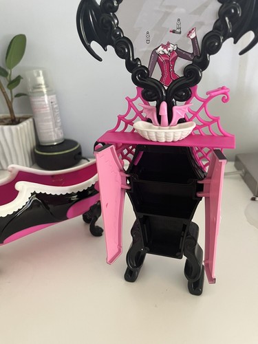 Monster High Draculaura Powder Room Bathroom Vanity Sink & Tub - Picture 6 of 6