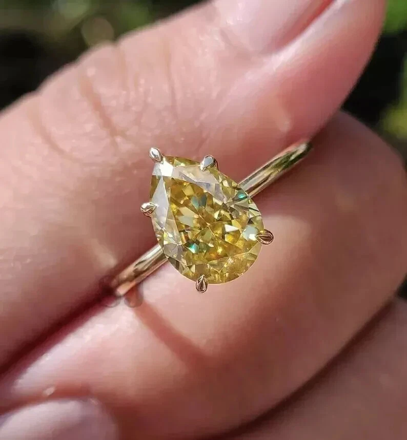Anillo de compromiso solitario de citrino creado en laboratorio corte pera de 2 quilates enchapado en oro amarillo de 14 k Foto 3 de 4