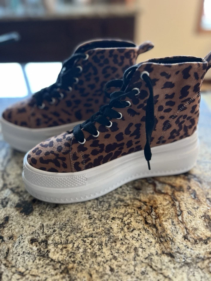 Zapatillas altas de plataforma con estampado de leopardo Foto 3 de 4