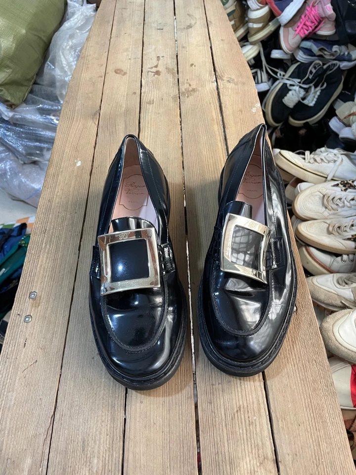 Mocasín Roger Vivier Rangers charol negro dorado tono hebilla talla 39.5 EU Foto 3 de 4