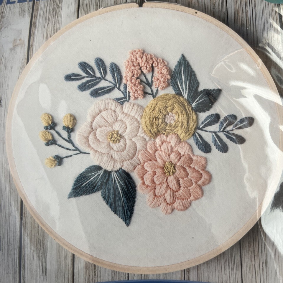 Leisure Arts Wildflowers EMBROIDERY PROJECT KIT w/HOOP by Hoffelt
