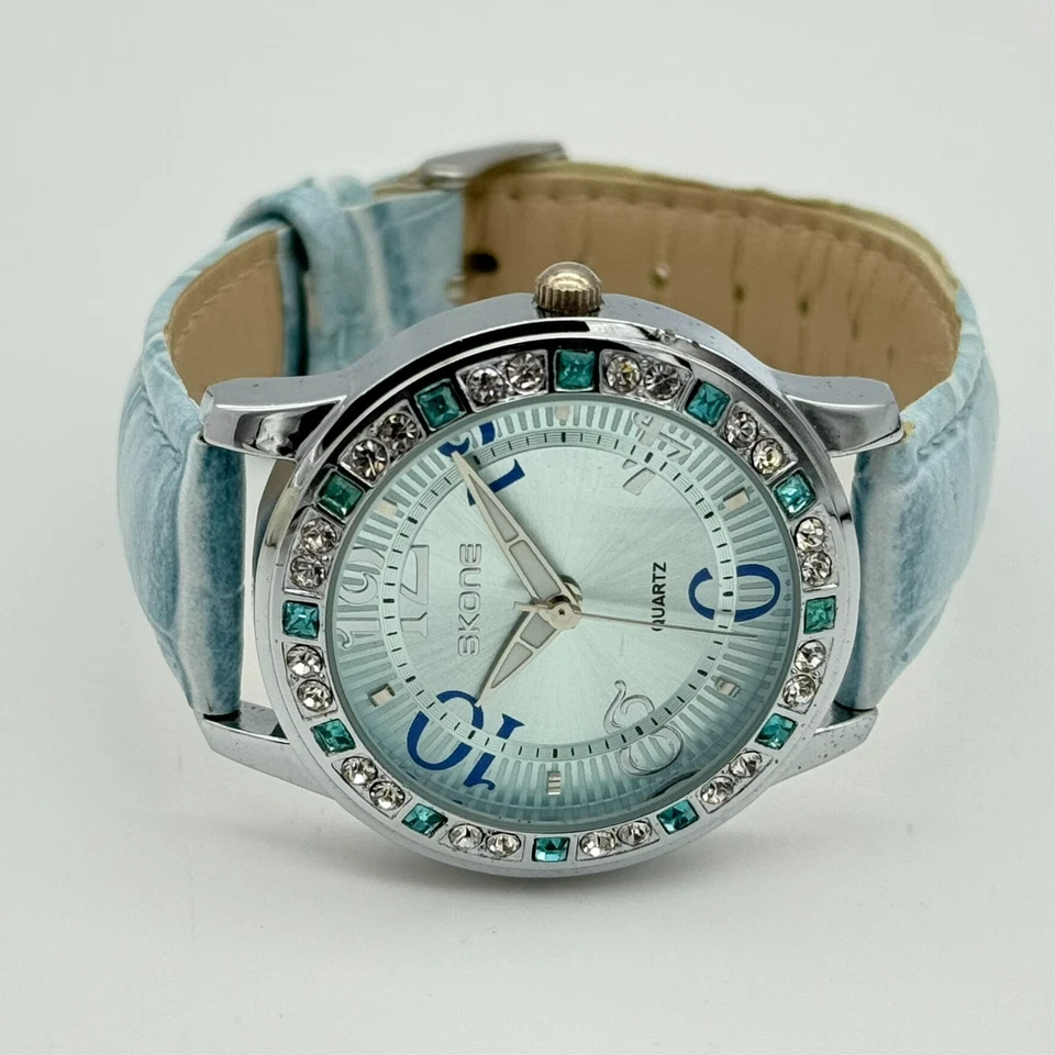 Reloj de lujo para mujer SKONE tono plateado, esfera azul, detalles de cristal, cuero azul Foto 3 de 4