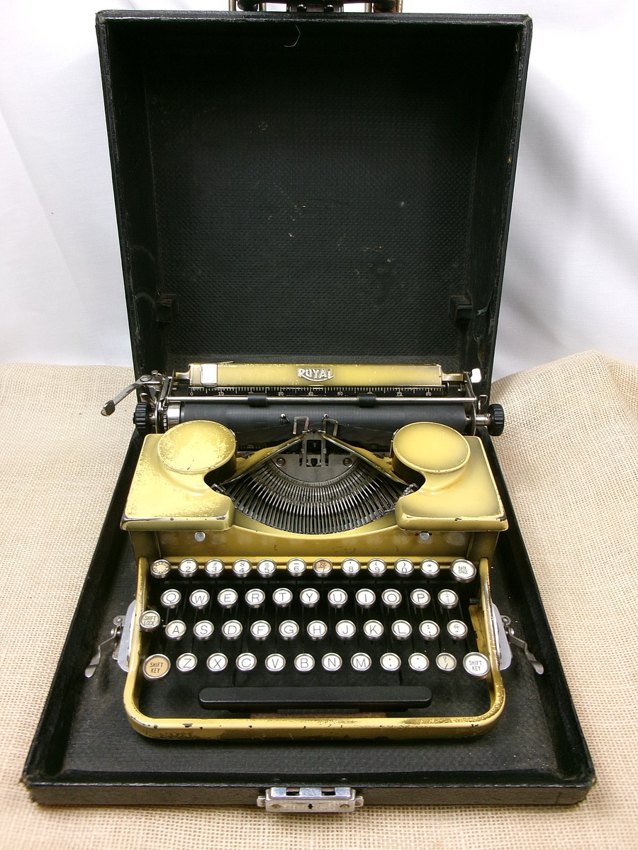 レア　vintage typewriter Antique Vintage 1930 Royal 2-tone yellow typewriter w/case Serial