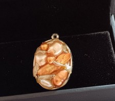 Modeschmuck: Anhänger mit creme- und bernsteinfarbenen Perlen