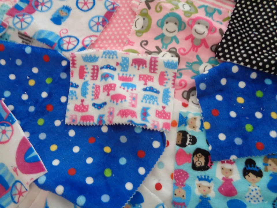 Restos y piezas de tela Minky de cuatro libras nunca usados, principalmente motivos infantiles Foto 3 de 4