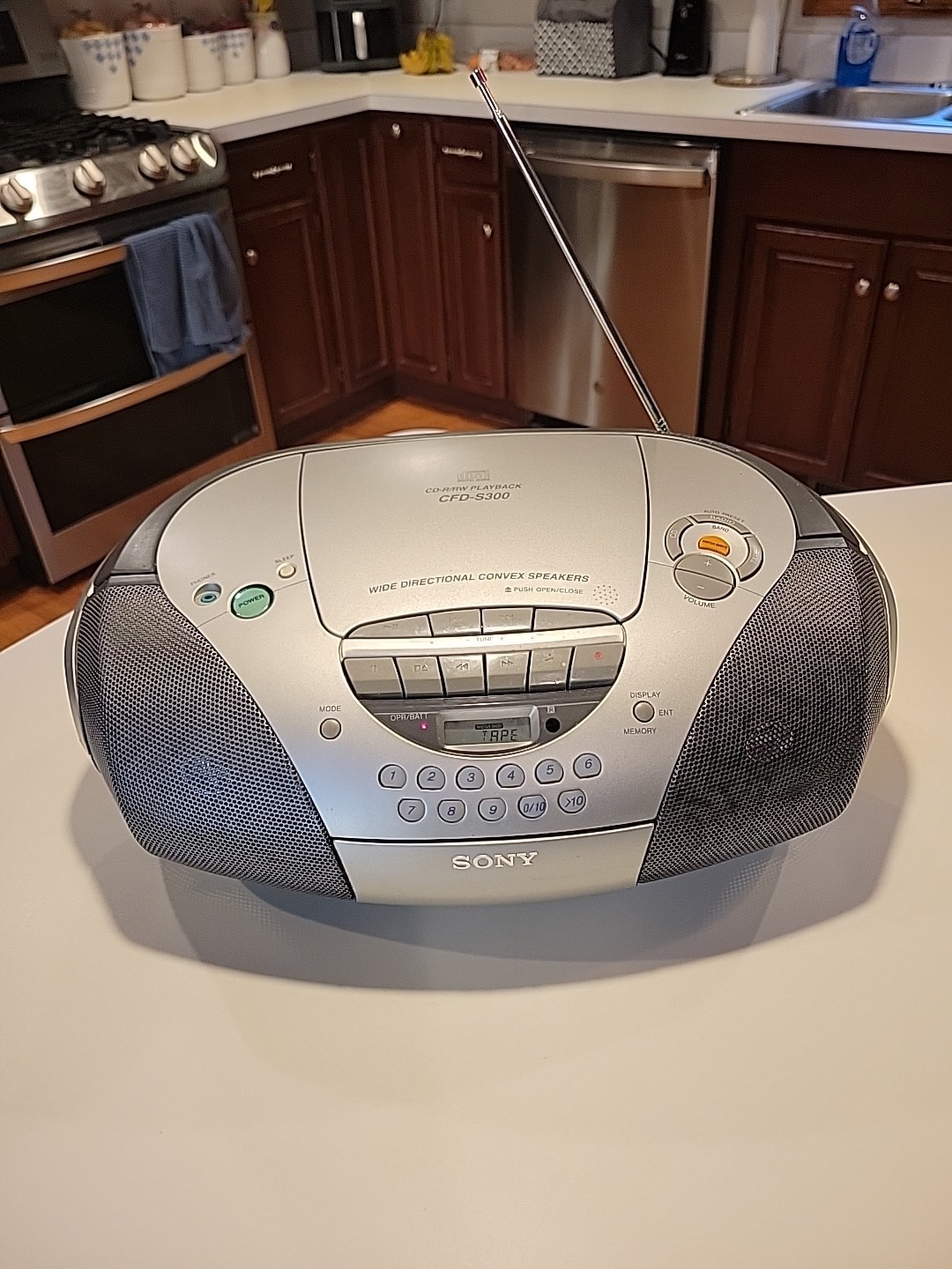 Sony CFD-S300 Megabass Boombox CD-Player/AM-FM Radio/Cassette Player Sound Great