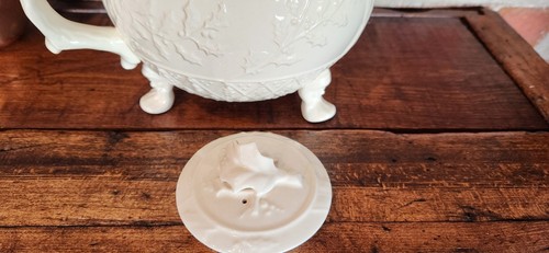 Villanacourt Classical Christmas Creamware Teapot ENGLAND Hard To Find 🫖🌟✨️ - Picture 2 of 7