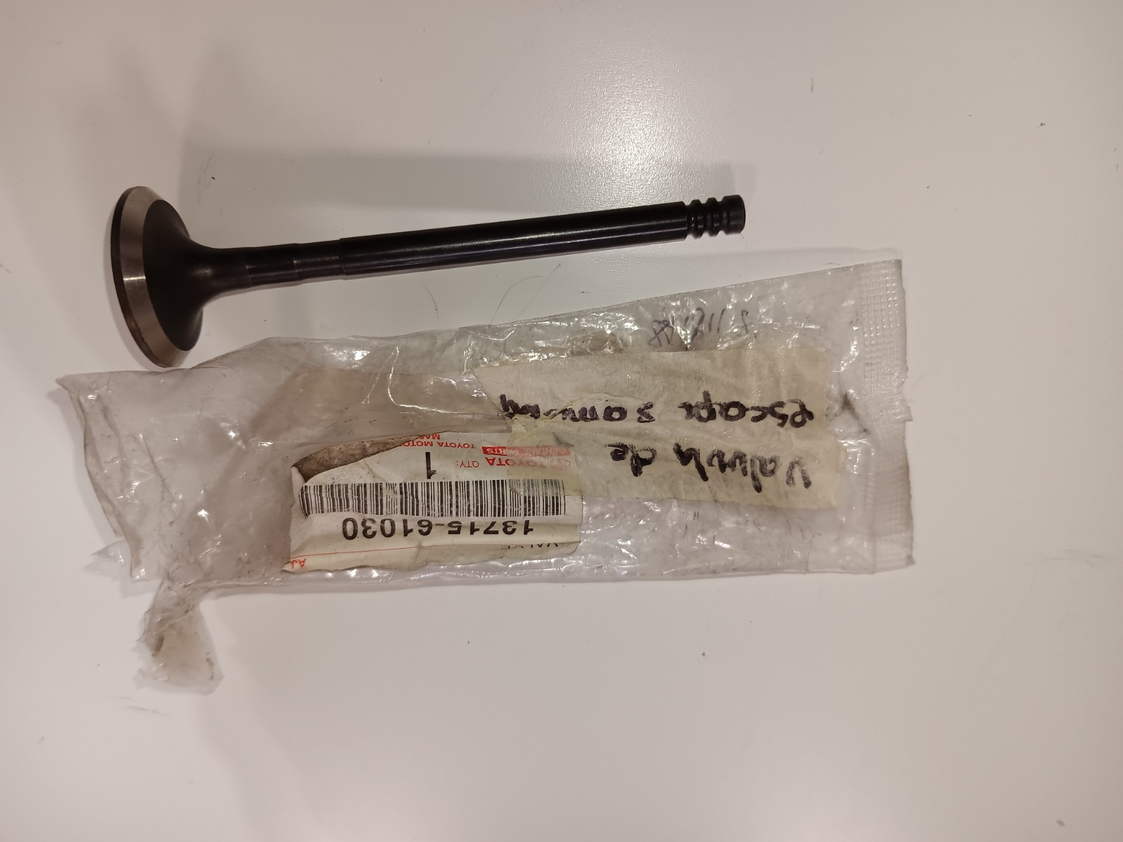 New Genuine Valve escape Toyota 13715-61030 - New