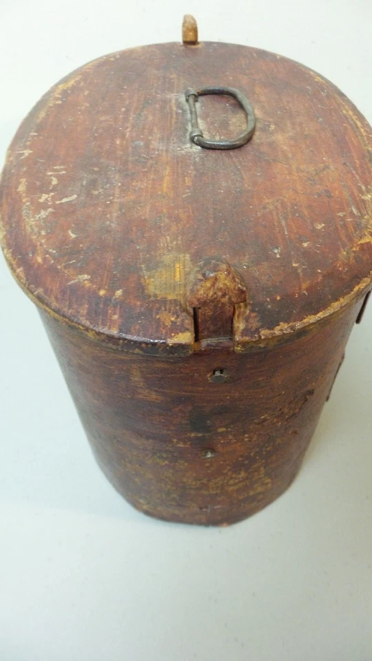 CAIXA DE NOIVA PINTADA SUECA DE MADEIRA FEITA À MÃO DO INÍCIO DO SÉCULO XIX datada de 1824 - Imagem 4 de 4