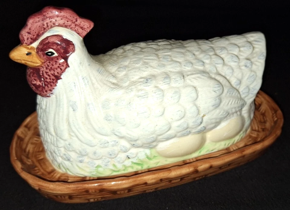 VTG CHICKEN HEN w/EGGS ON WOVEN NEST COVERED POTTERY BUTTER DISH CERAMIC ROOSTER