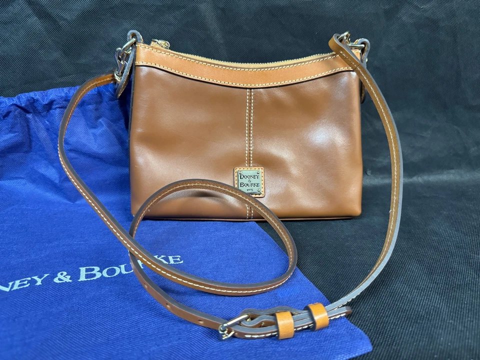 ¡NUEVO! Bandolera pequeña de cuero natural Dooney & Bourke Wexford Foto 4 de 4