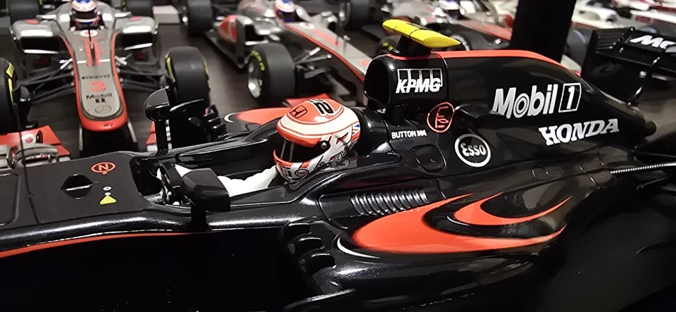 F1 McLaren Honda MP4-30 2015 Jenson Button 1:18 AutoArt - Image 3 of 4