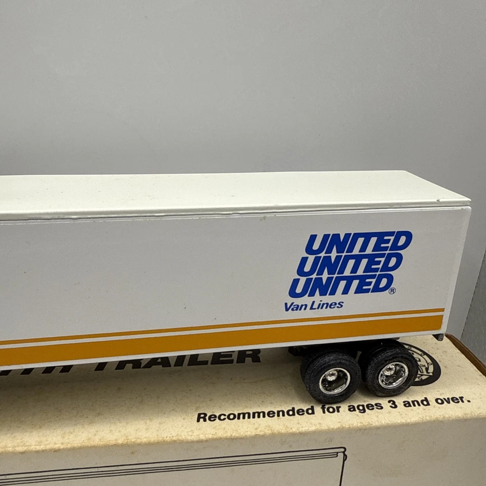 Ertl International 1991 cabina con remolque McCollister's Boston MA 1:64 Foto 4 de 4