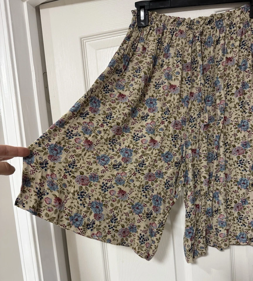 Pantalones cortos para mujer Karen Kane estilo de vida con estampado floral talla M Foto 2 de 4