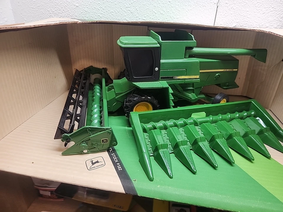 John Deere TITAN II Combine 6620 7720 8820 1:24 NICE Ertl Diecast NIB 16 - Image 2 of 4