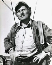  ROBERT SHAW AS "QUINT" IN "JAWS" - 8X10 PUBLICITY PHOTO (AZ243)