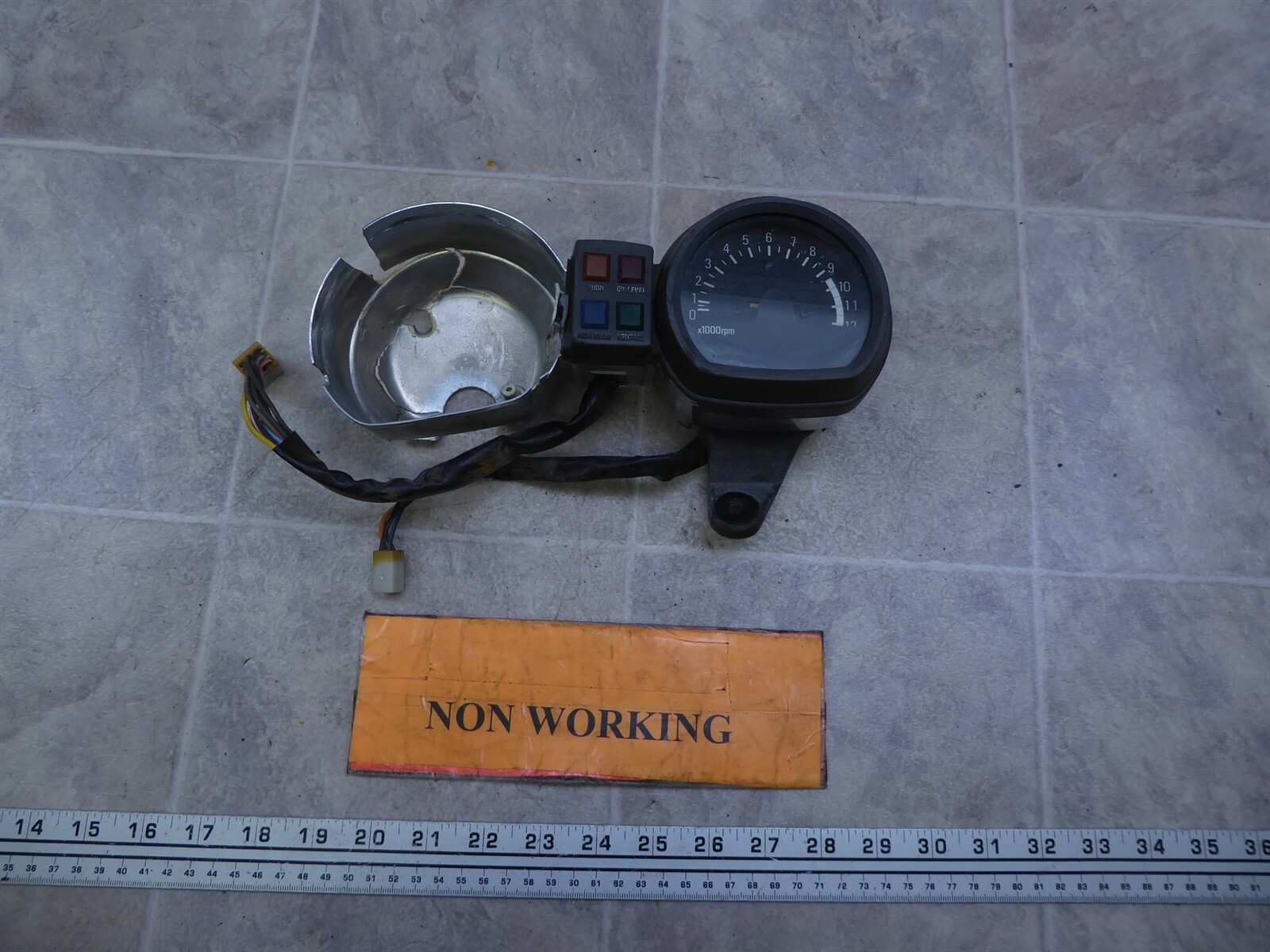 1982 Yamaha Maxim XJ650 Y1621) tachometer tach gauge panel for parts