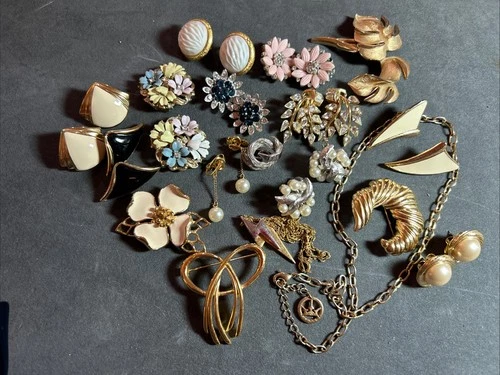 Lot Vintage TRIFARI JEWELRY Enamel Rhinestone Gold Silver Pins Earrings ...