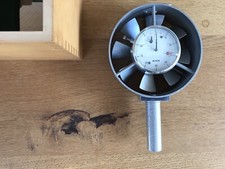 Anemometr skrzydłowy w drewnianym pudełku