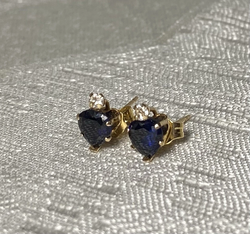 Brincos vintage de ouro amarelo 10K com coração redondo de vidro espinélio azul 0,5 g   - Imagem 4 de 4