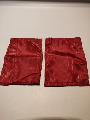 Handwerklich gefertigte Puppenstubenmöbel. Paar Satin Bettwäsche oder Tagesdecken.