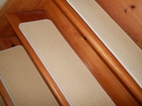 BEUTIFUL 13 STEPS 9" X 30" 100% WOOL Carpet Stair Treads. - Picture 3 of 6