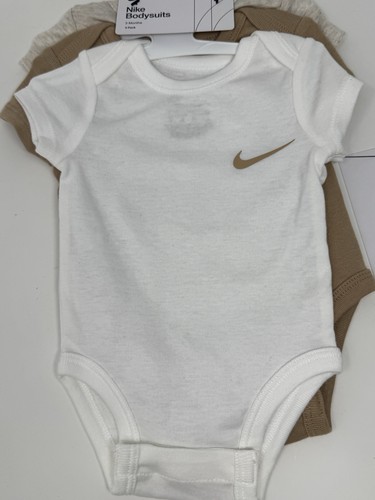 Nike Baby Nike - Paquete de 3 bodys esenciales para bebés talla 3 meses nuevos con etiquetas - Imagen 2 de 8