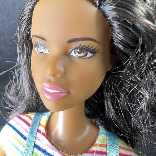 Muñeca Barbie Mattel Afroamericana Tono de Piel Medio Vestido Jumper Piernas Móviles - Imagen 9 de 14