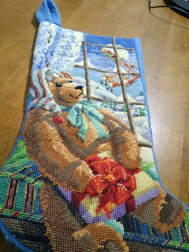 Medias de Navidad con acabado de aguja Bucilla de colección regalo para oso de peluche de Papá Noel - Imagen 6 de 6