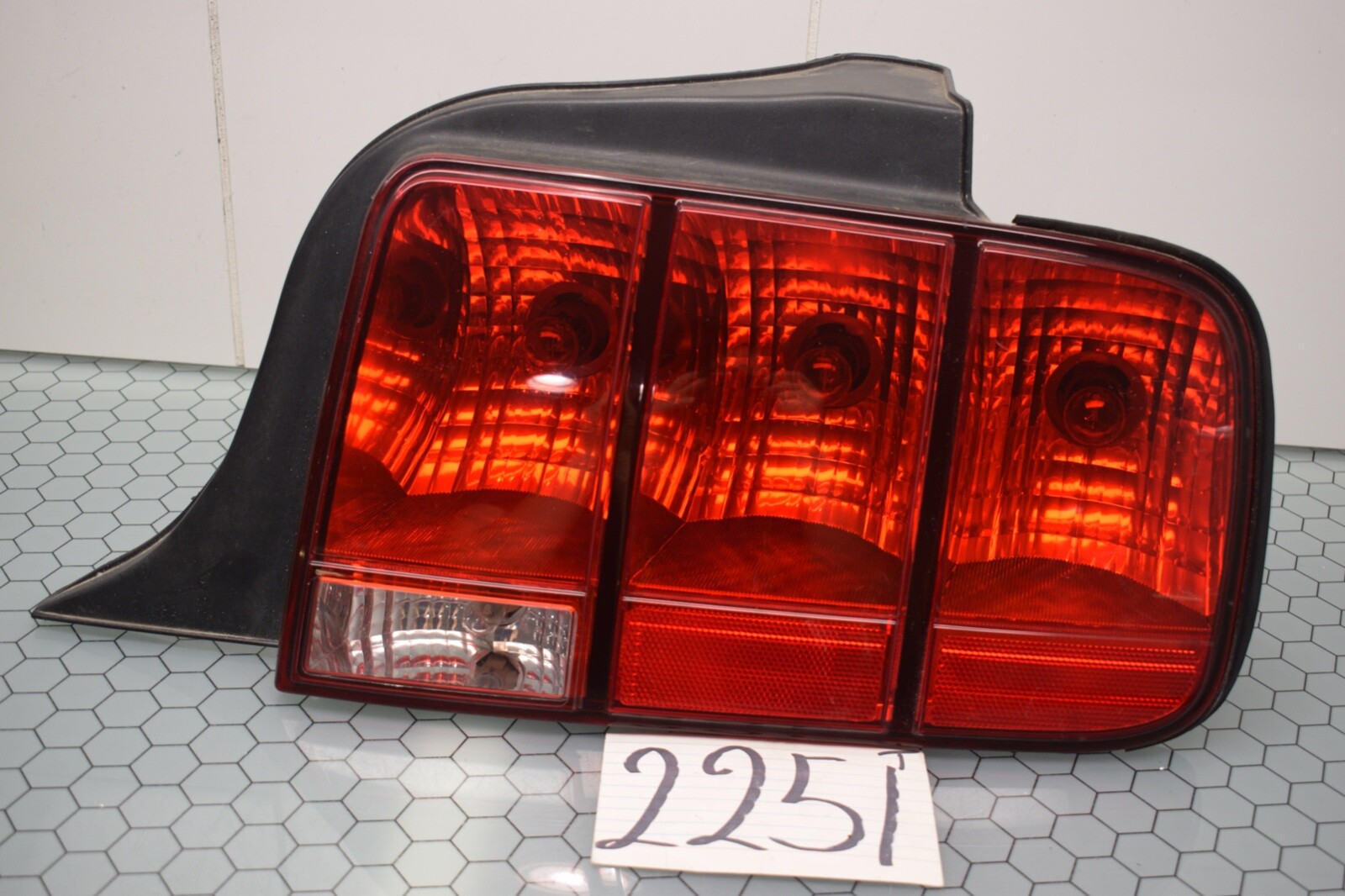 05 06 07 08 09 Ford Mustang PASSENGER Side Tail Light Used Rear Lamp #2251-T