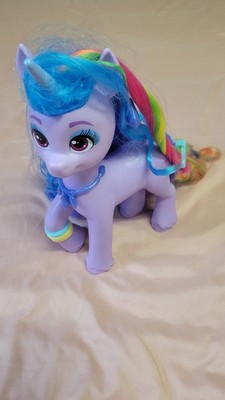 My Little Pony: Tell Your Tale Rainbow Styles Izzy Moonbow, Hair Styling Figure,