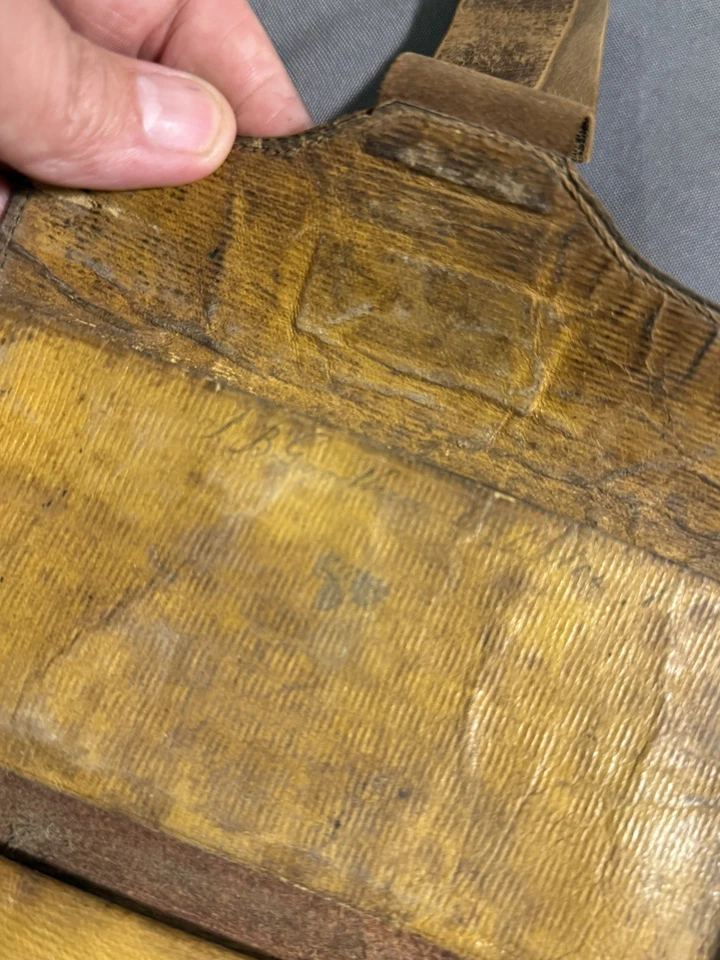 Antigua billetera de cuero de 1800 con tarjeta de procedencia y llamadas Foto 4 de 4