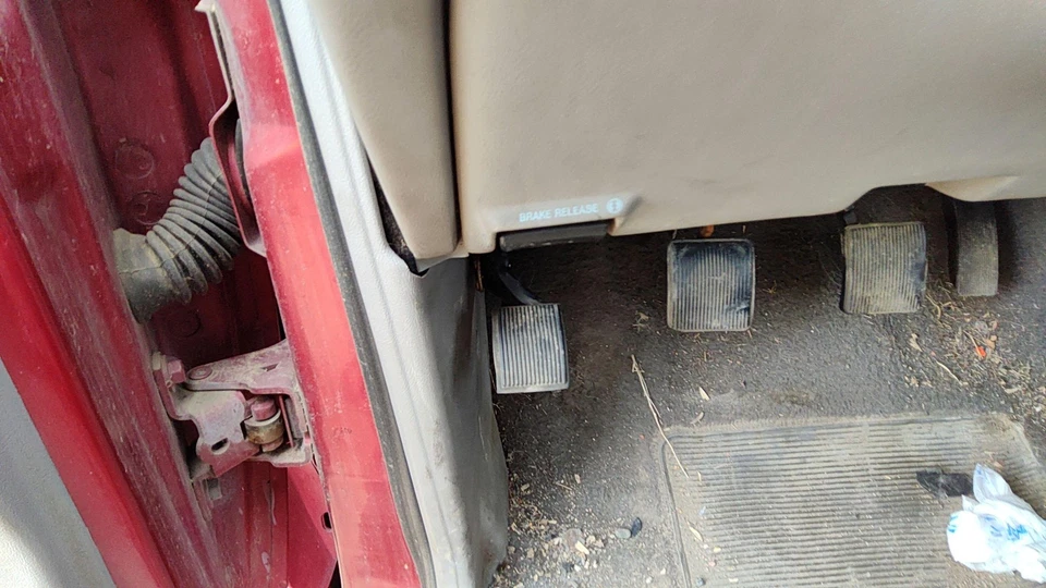 Conjunto de pedal de freno de estacionamiento Mazda B2500 1999 unidad de emergencia completa OEM Foto 4 de 4