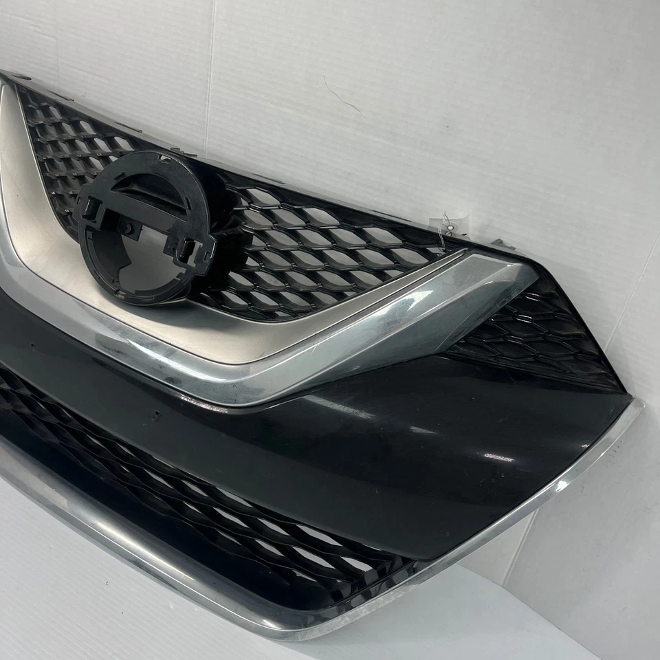 REJILLA DEL RADIADOR SUPERIOR USADA NISSAN MAXIMA 2016 2017 SIN EMBLEMA 62310-4RA0A OEM Foto 4 de 4
