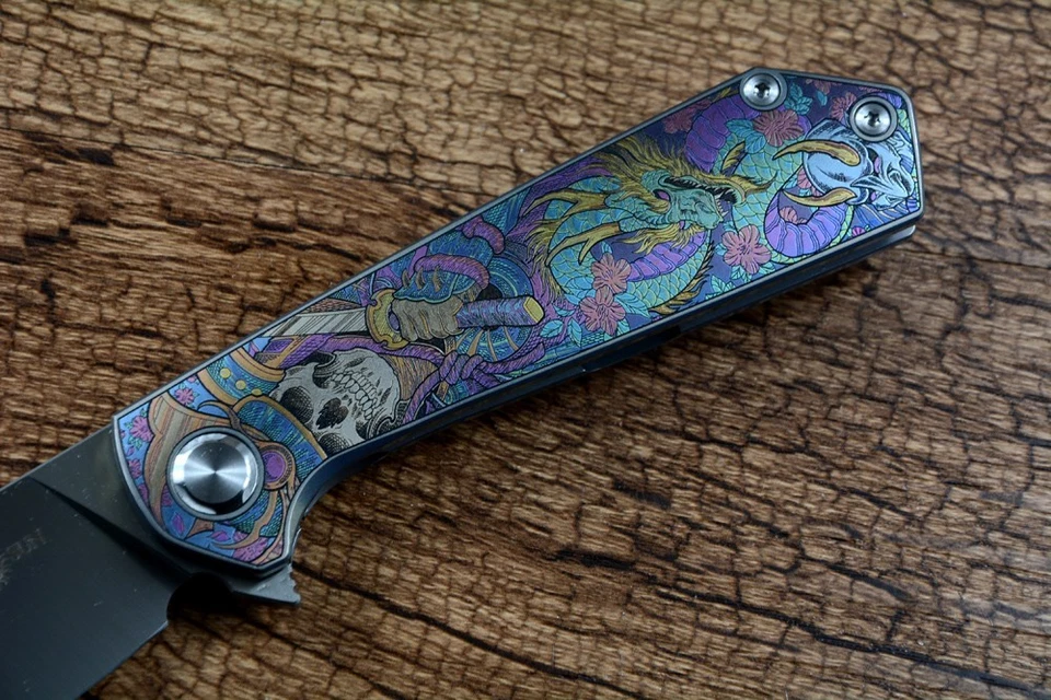 Cuchillo Plegable de Bolsillo TWOSUN TS223 M390 Hoja Color Calavera Patter Mango de Titanio Foto 2 de 4