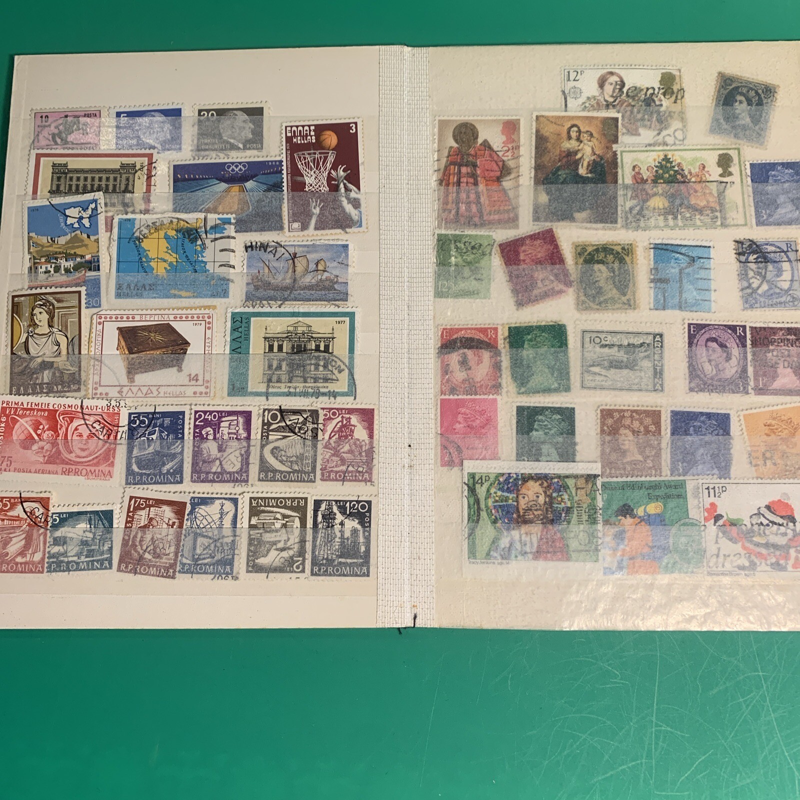 COLLECTION OF 300 STAMPS IN 2 X ALBUM WITH A SELECTION OF WORLDWIDE