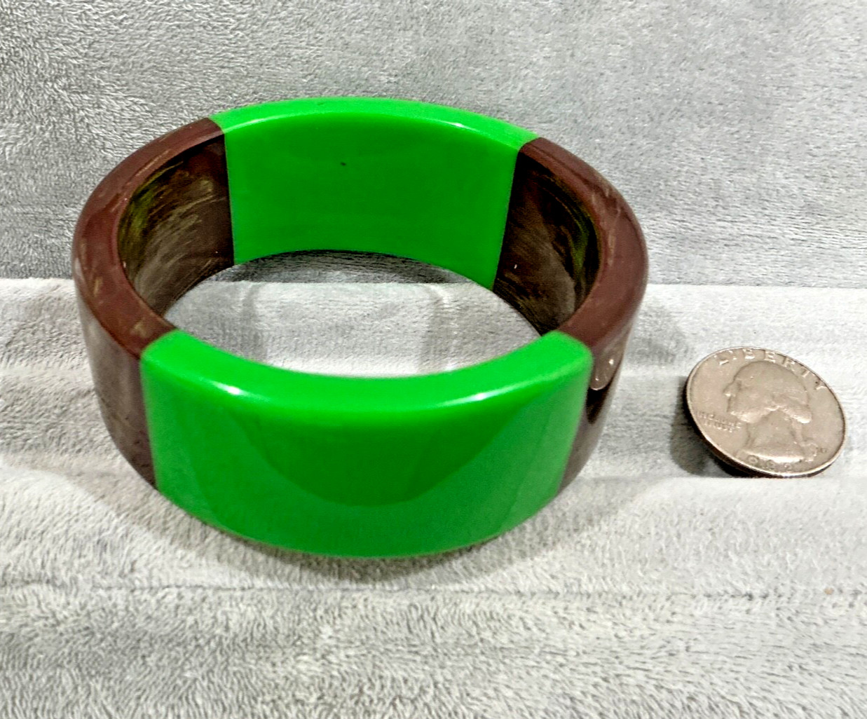 Vintage green and brown lucite bangle bracelet. Lot 21