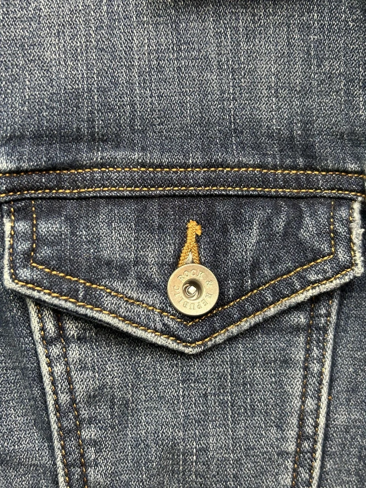 Rock & Republic Jacket Womens XS Blue Denim Distressed Trucker Raw Hem Button - Image 4 of 4