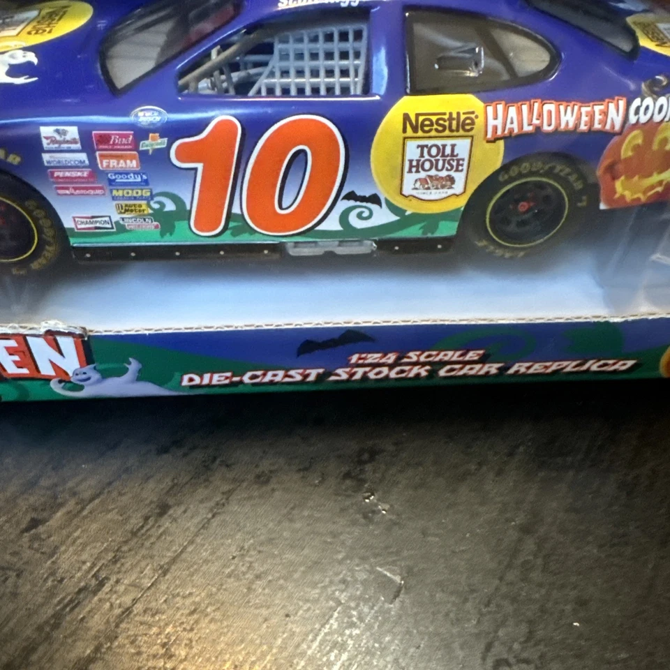Coche de carreras NASCAR Scott Riggs #10 Halloween Nestlé 1:24 Foto 4 de 4