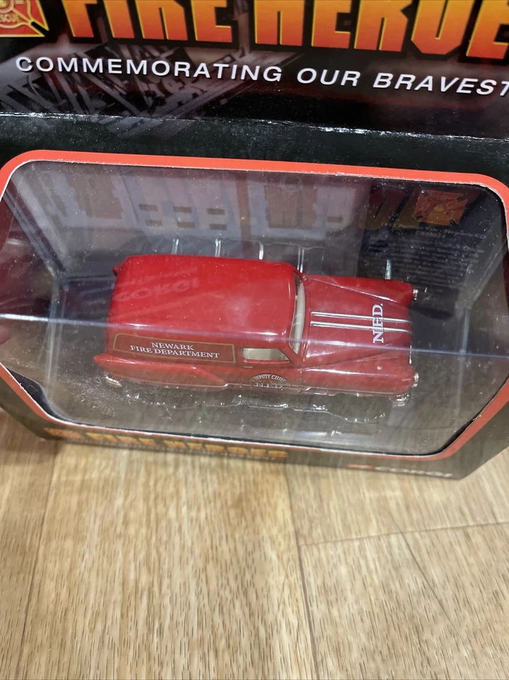 2001 CORGI FIRE HEROES 1953 PONTIAC VAN  Deputy Chief NEWARK FIRE DEPT New - Image 3 of 4