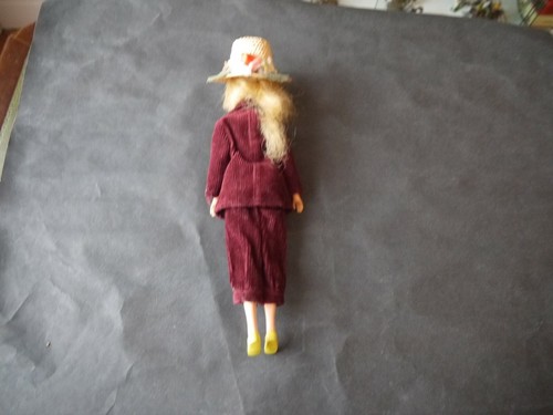 POUPÉE MANNEQUIN BELLA TRESSY ENSEMBLE VELOURS BORDEAUX - Picture 2 of 2