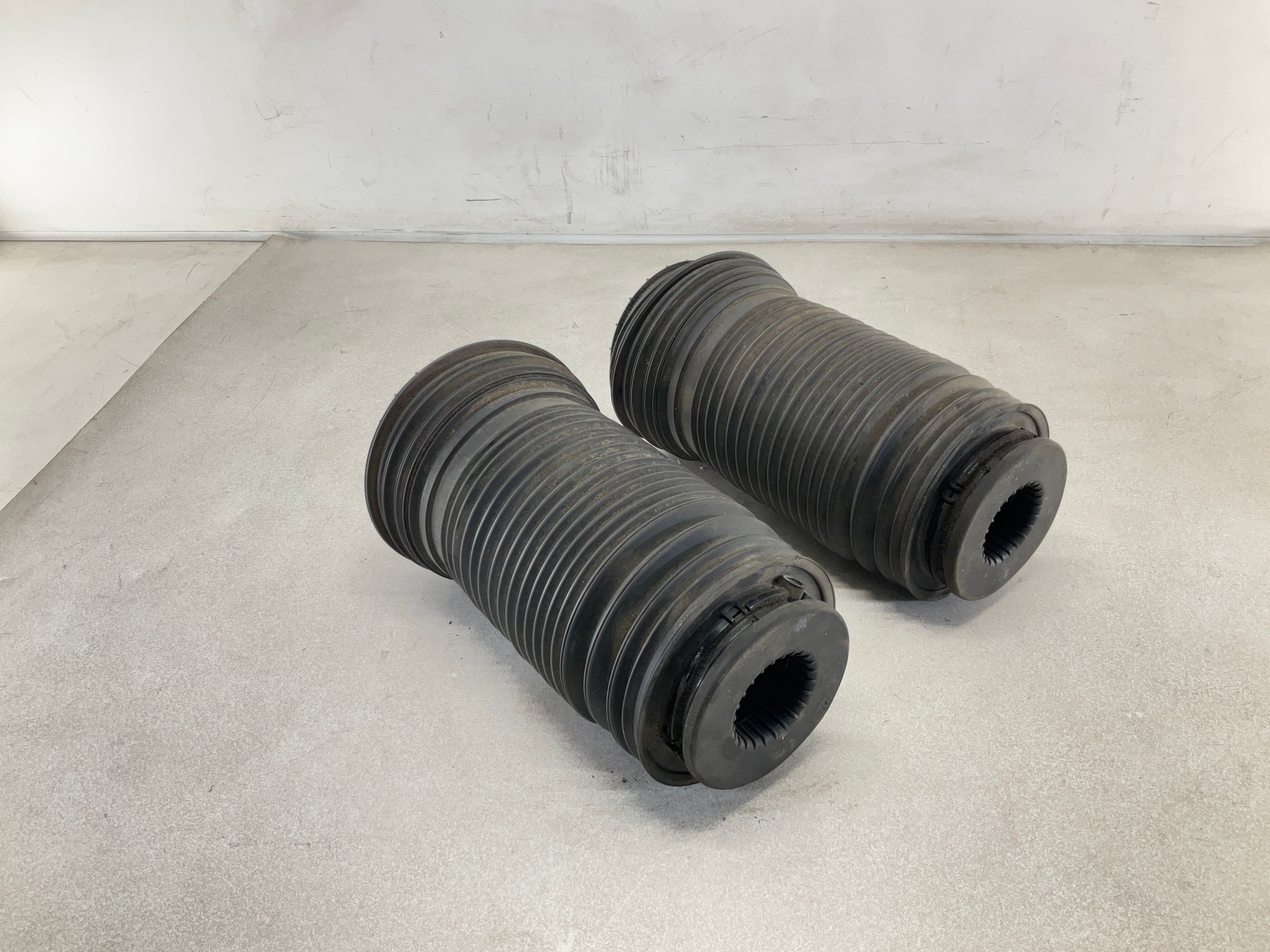 17-20 MASERATI Levante Rear Left & Right Air Spring Bag Strut Shock