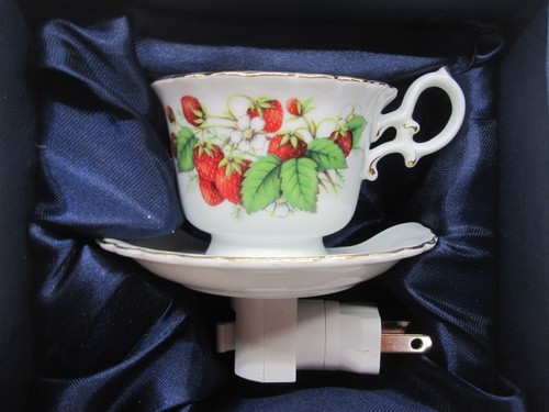 Dynasty Gallery Nachtlicht Stecker Erdbeermuster Porzellan Tasse Untertasse - Bild 1 von 9