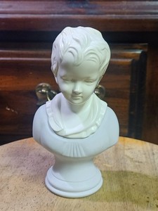 Avon 18th Century Classic Figurine Young Girl Moomwind Cologne 4 Oz