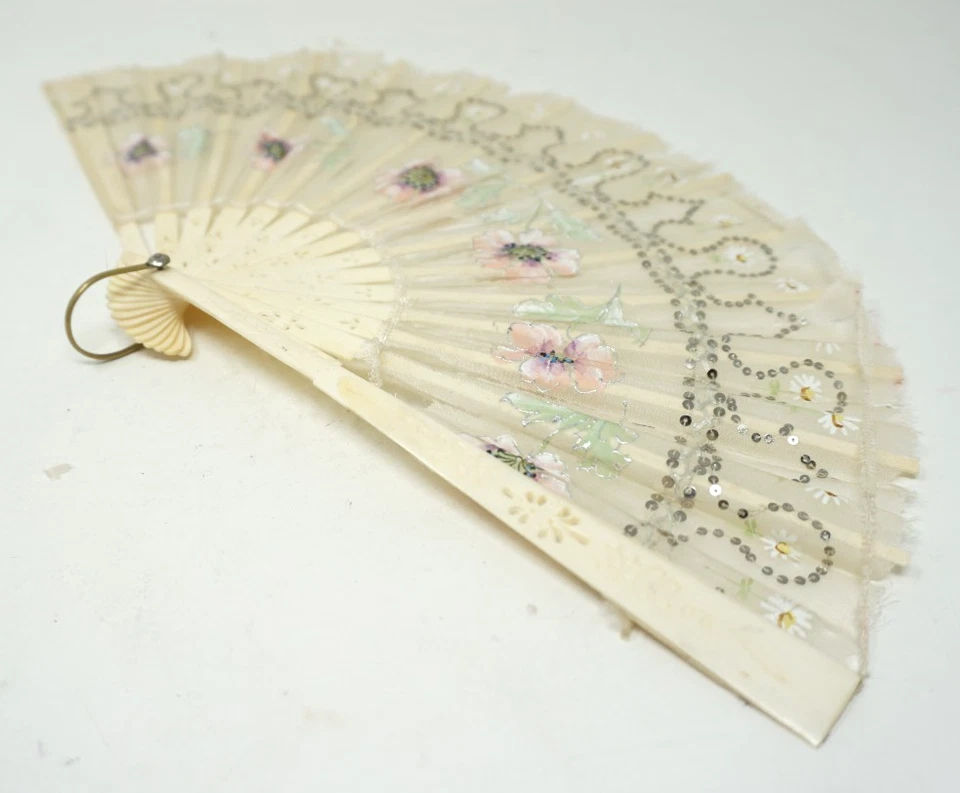 Antiguo abanico de mano plegable pintado tela de lentejuelas de seda y palos de hueso tallados Foto 4 de 4
