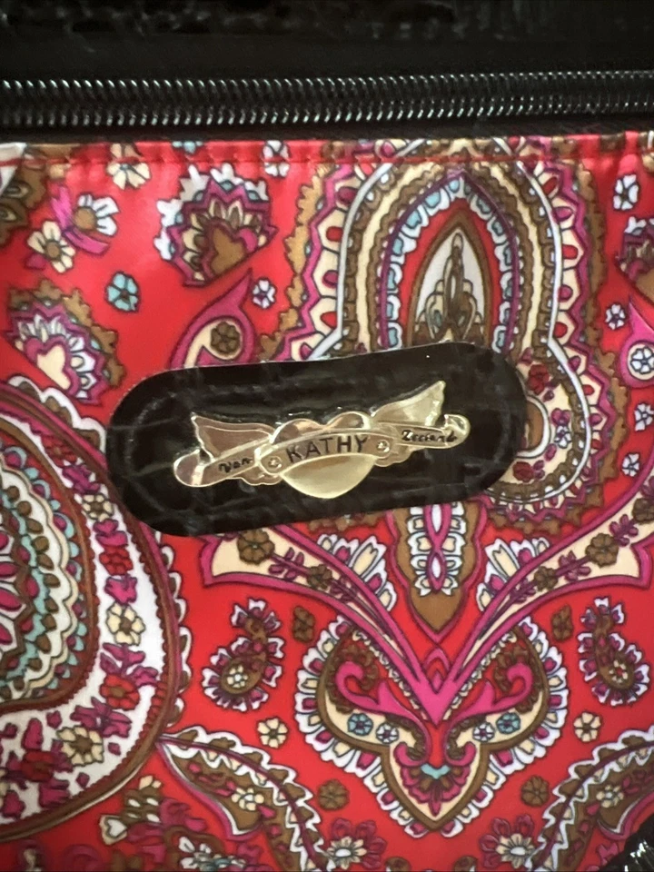 Kathy Van Zeeland Rojo Cachemira Floral Fin de Semana Equipaje Bolsa de Lona con Ruedas Foto 2 de 4