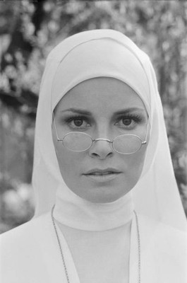 Raquel Welch set Hungary filming her new movie 'Bluebeard' Ms Welc- Old Photo 4