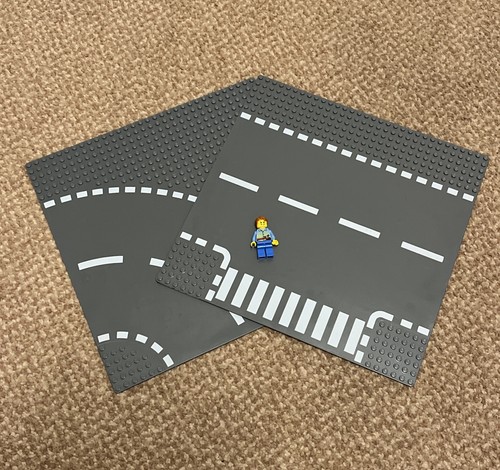 Lego Grundplatte x 2 graue Straßenkreuzung 44342 & 44341 & Minifigur 32 x 32 sehr guter Zustand